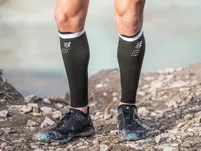 Compressport R2v2 Black - Opaski kompresyjne na łydki.